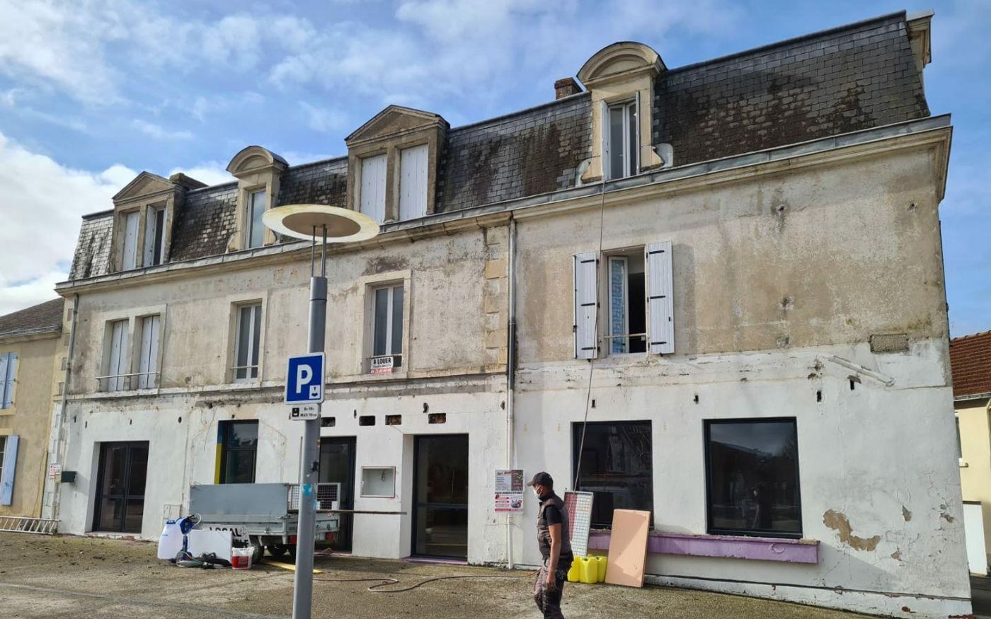 Ravalement facade la roche sur yon avant